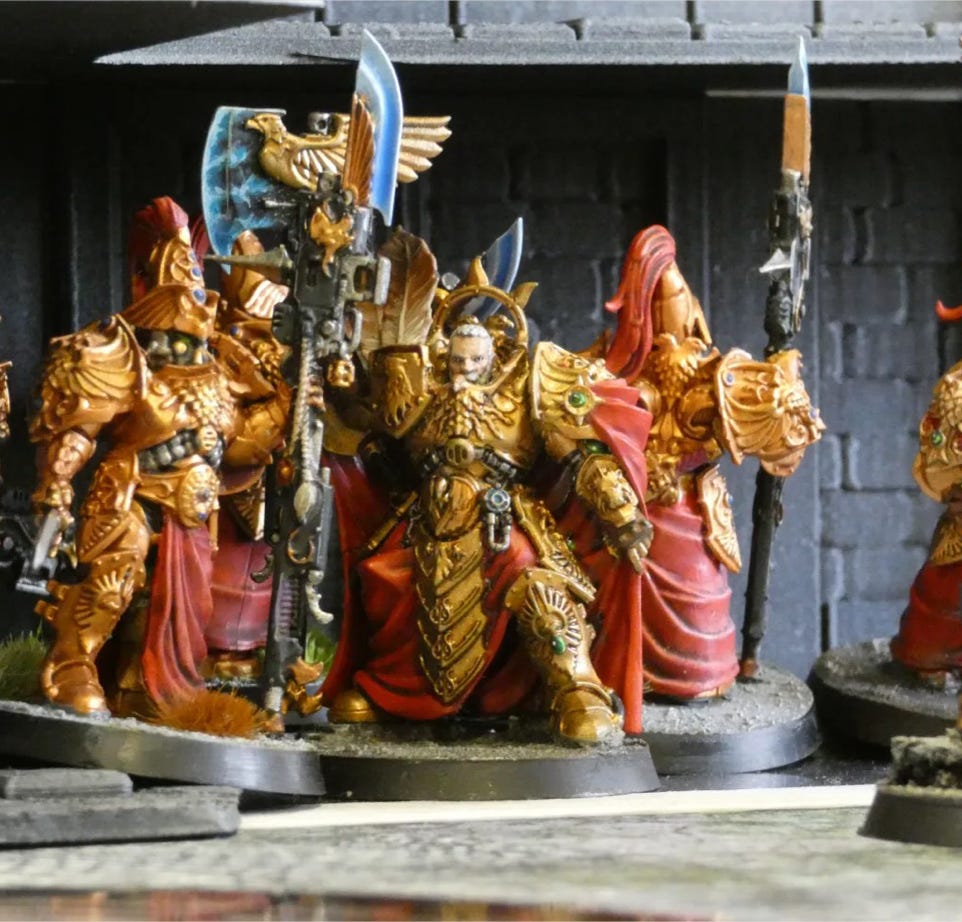 Deux joueurs participent à un match de football intense à Hanoi, au Vietnam.